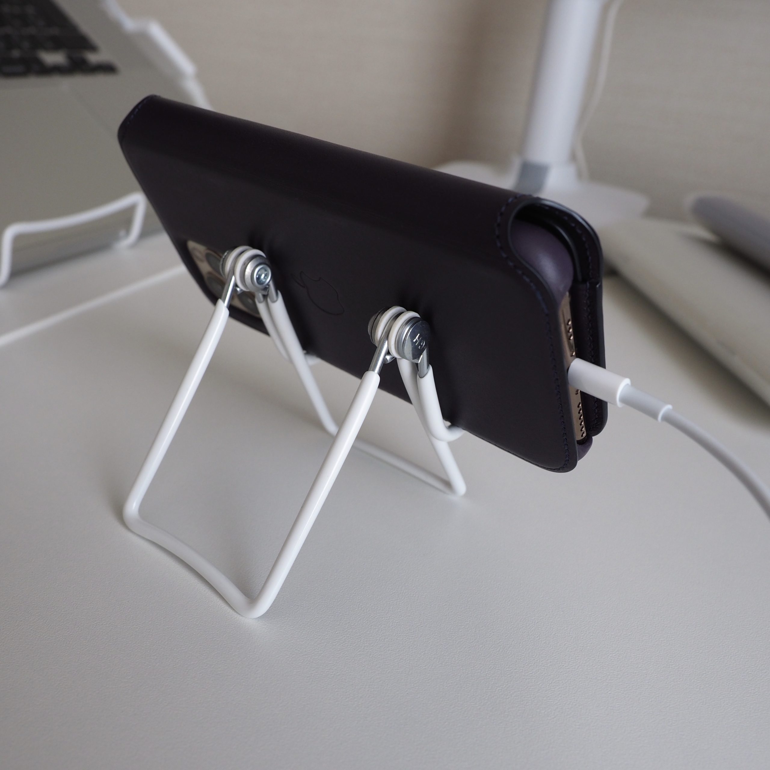 GIBSON HOLDERSでスマホを横置きして充電